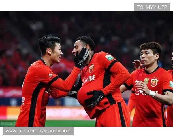 上海海港李明突破建功，徐新助攻得手——在风雨中的信念与城市的热爱