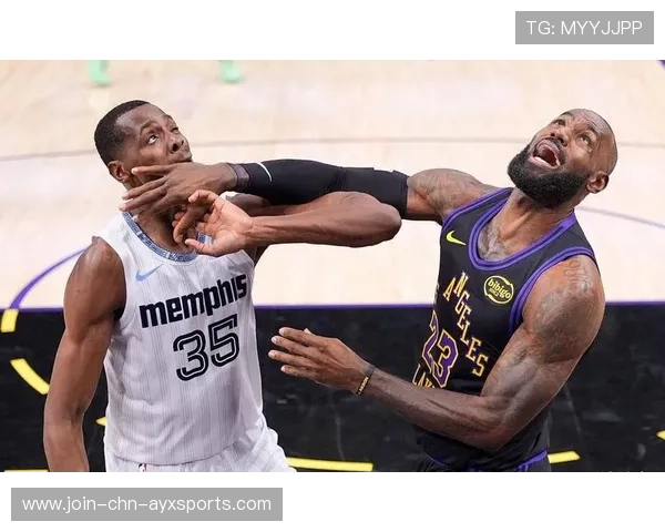 詹姆斯内线带起波动抢下关键分，湖人势头正旺